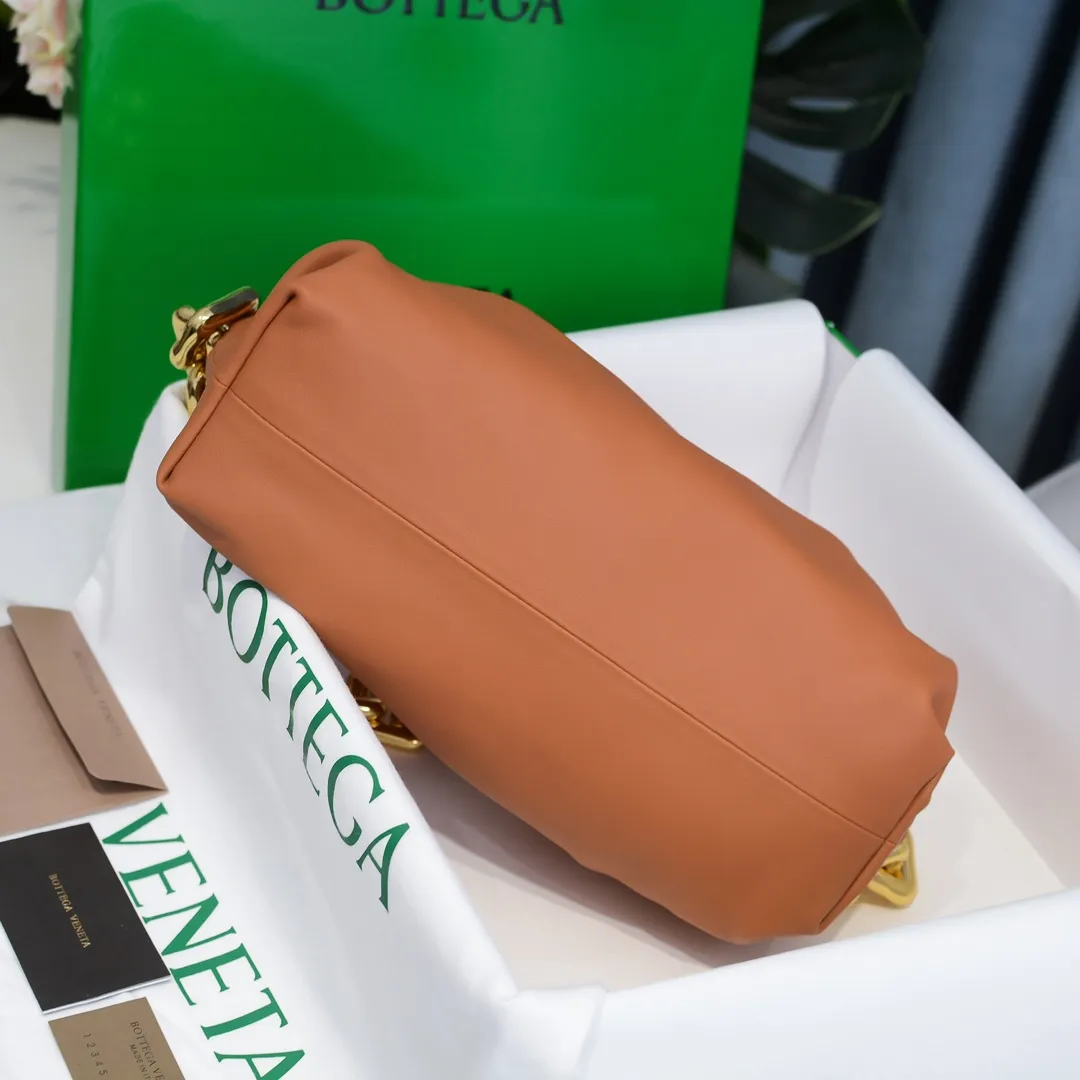 2020 new products will continue to upgrade the cloud bag to the вoттega veneтa chain cloud bag. It is still developed with imported original leather as standard. This hardware chain needs to be light on the upper body and can only be made of all-steel material. It is made of hollowed metal. You don’t have to worry about its weight. Major celebrity fashion bloggers have used it to attend fashion shows. Who can resist the charm of this large gold chain [smile] Style number: 6708# Size: 30*16*12